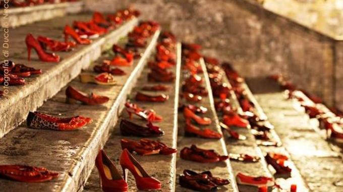 Risultati immagini per scarpe rosse  contro il femminicidio