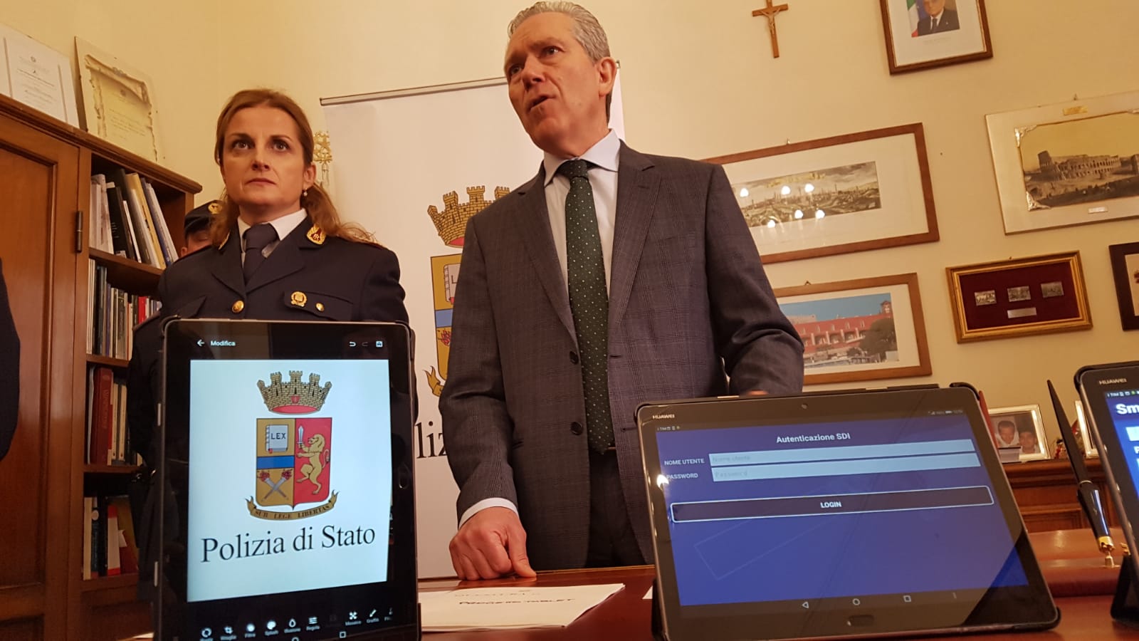 Progetto tablet. supporti tecnologici per la polizia di siena, la ... Polizia di stato siena