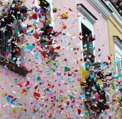 Carri allegorici e Sporcellata a Buonconvento per festeggiare il Carnevale
