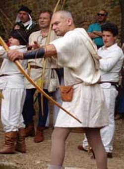200 Robin Hood invadono la Val d’Orcia. A San Quirico è tempo di Medioevo