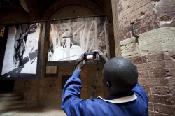 L’Africa raccontata da giovani apprendisti fotografi. A Siena una mostra sugli sfollati dell’Uganda