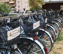 “Stop & go” gratis tutta l’estate, a Castiglione della Pescaia lasci l’auto e vai in bici