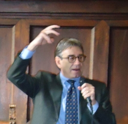 Diliberto a Pienza per i libri antichi. Parla del voto Fiat e dei “guai” di Berlusconi