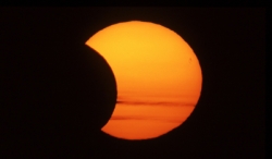 Eclissi (parziale) di sole. Fenomeno visibile dalla Toscana