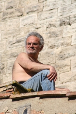 Atto della disperazione a San Gimignano. Tira fuori il coltello e minaccia il sindaco Giacomo Bassi