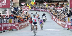 A braccia alzate in Piazza del Campo, Philippe Gilbert vince la Mps Strade Bianche 2011