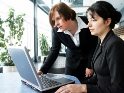 Lavoro in Toscana. Donne sempre più attive ma con poco spazio fra dirigenti