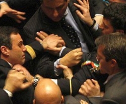 Cetona, pugno in faccia a consigliere della Lega. Il Pdl chiede lo scioglimento del Consiglio