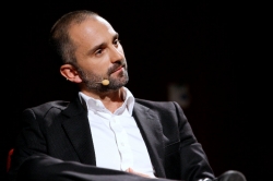 Giuseppe Antonelli spiega i quattro ingredienti della formula magica per il tormentone estivo