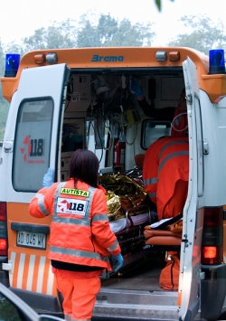 Volontaria gli presta soccorso e lui l’aggredisce: arrestato 40enne
