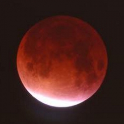 Eclissi totale di luna, il 15 giugno tutti con il naso all’insù per ammirare la Luna rossa