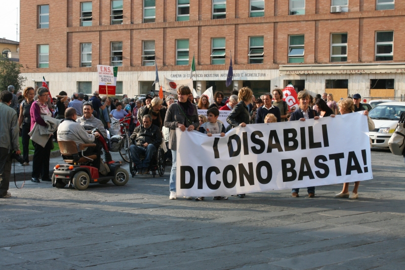“No alla macelleria sociale”, i disabili protestano in piazza