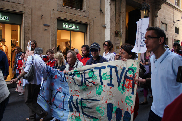 La protesta non ha barriere, disabili in piazza contro la macelleria sociale