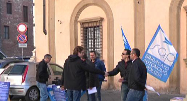 Polizia senza benzina, protesta in piazza contro il Governo