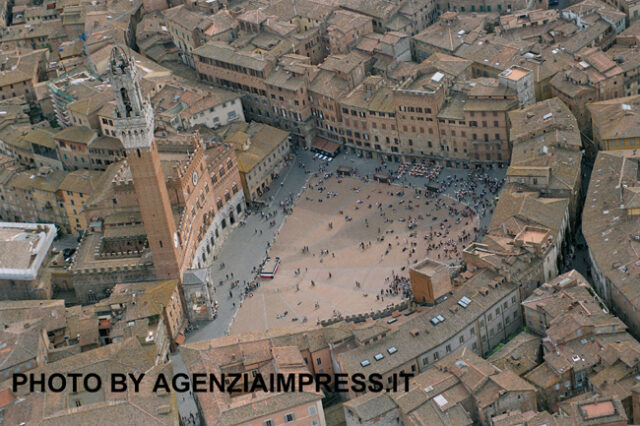Siena_piazza _Campo_aereo_agenziaimpress.jpg
