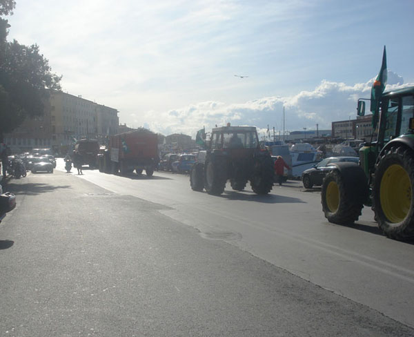 La Manovra stanga gli agricoltori. L’Inps è più caro e l’accise carburanti fa calare i consumi