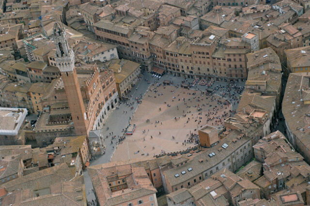 Siena piazza Campo aereo 2_1.jpg