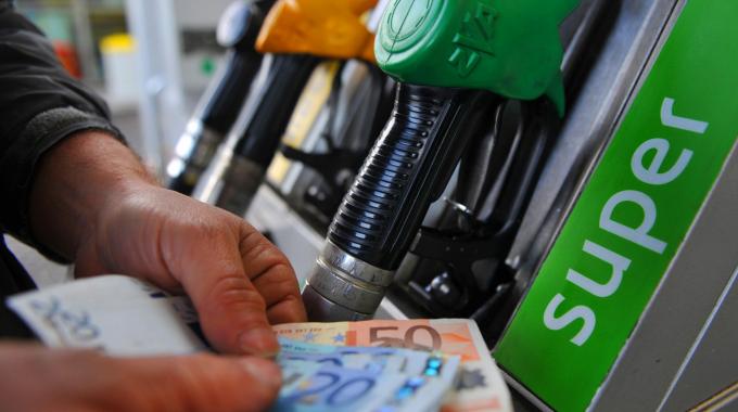 Caro carburanti, si muove il Codacons: esposto nelle Procure per indagare sugli aumenti