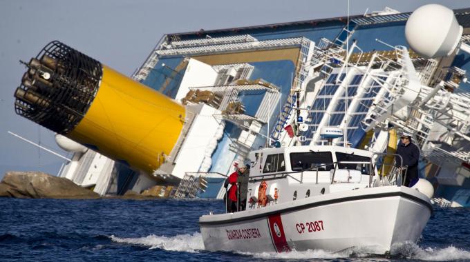 Isola del Giglio. Ora i nemici della Concordia sono il vento e il mare grosso. Per Clini c’è il rischio inabissamento