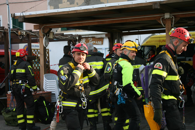 Giglio, riprese le ricerche dei dispersi. Aperti nuovi varchi sulla nave