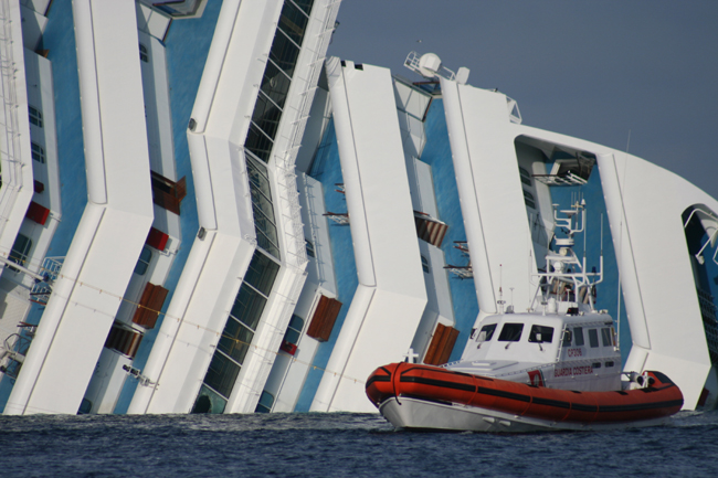 La Costa Concordia si muove, sospese le ricerche. In arrivo una mareggiata