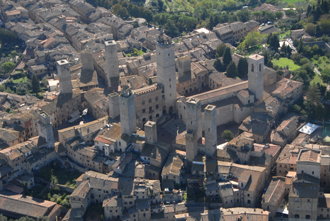 Tre scrittori lungo la Via Francigena alla scoperta della città delle torri