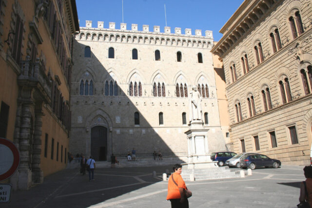 Siena piazza Salimbeni Mps_1.jpg