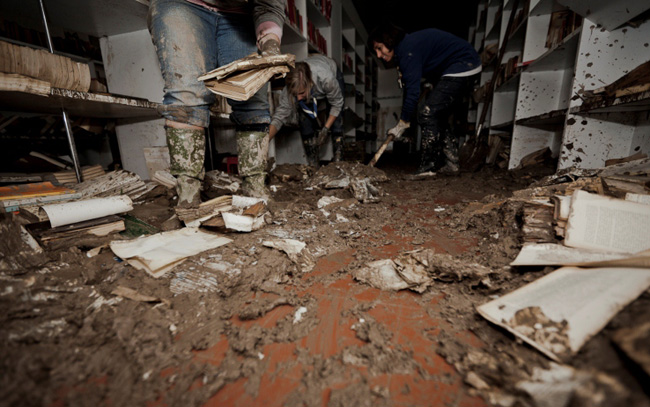 La biblioteca di Aulla torna alla vita dopo l’alluvione con i libri di Giorgio Spini