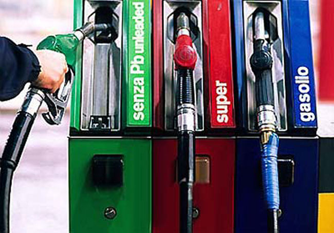 Benzina low cost in Toscana. Via libera all’accordo con Conad e Coop ma i gestori sono pronti alla mobilitazione