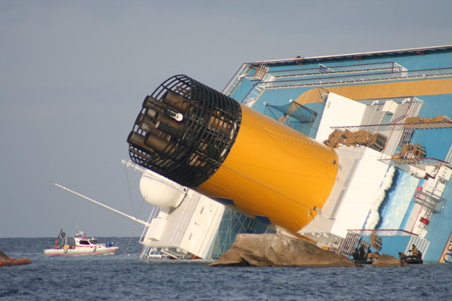 Naufragio Concordia, svuotato anche il secondo serbatoio. L’ad di Costa sentito dai Pm a Grosseto