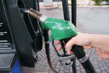 Benzina, tassa «sulle disgrazie» bocciata. Governatori soddisfatti ma i cittadini nel fare il pieno non se ne accorgono