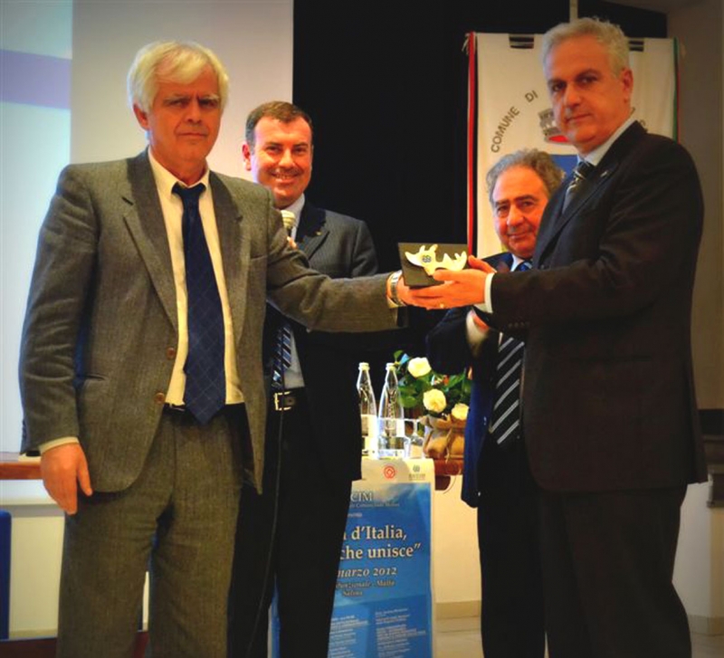 Una targa Ancim premia la solidarietà dei gigliesi