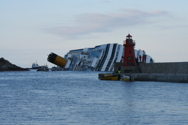 Naufragio Concordia, recuperati i cinque corpi. Slitta il recupero dei detriti