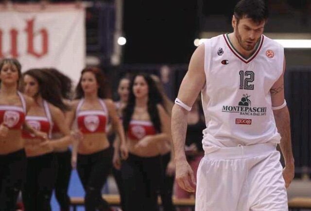 Lavrinovic dopo gara-3 al Pireo (fonte. www.menssanabasket.it)