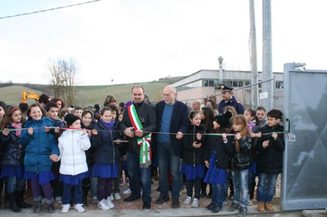 Il taglio del nastro del nuovo centro di raccolta