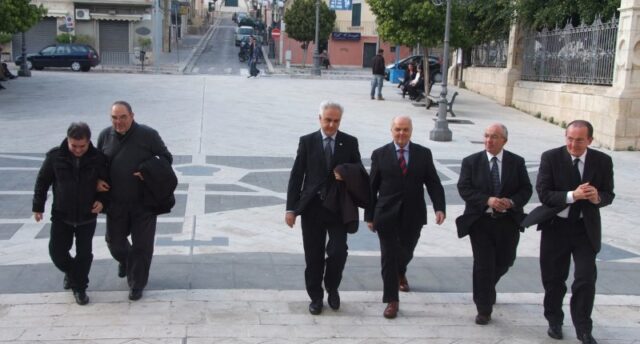 L'arrivo al palazzo del Comune di Pozzallo della delegazione gigliese