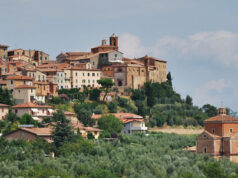 Chianciano Terme, cartoni con alimenti per colletta alimentare tra i rifiuti. La Sindaca: Fatto grave Chianciano Terme