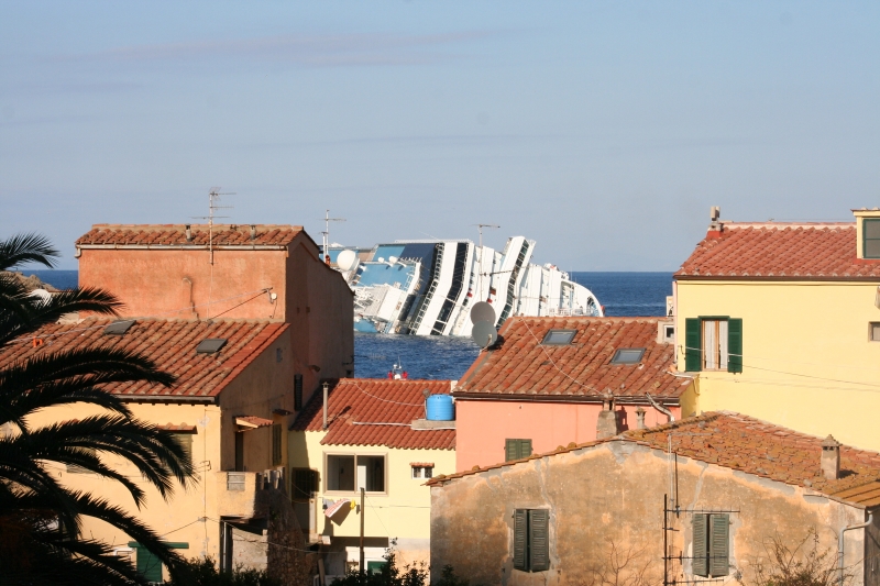 Naufragio Concordia, membri dell’equipaggio tornano sull’isola del Giglio per ringraziare la popolazione