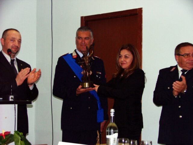 Il capitano Roberto Galli ritira il premio dalle mani del prefetto de L'Aquila Giovanna maria Iuvato