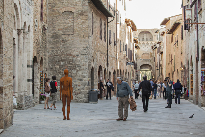 Antony Gormley espone a San Gimignano, l’arte contemporanea sposa gli spazi medievali