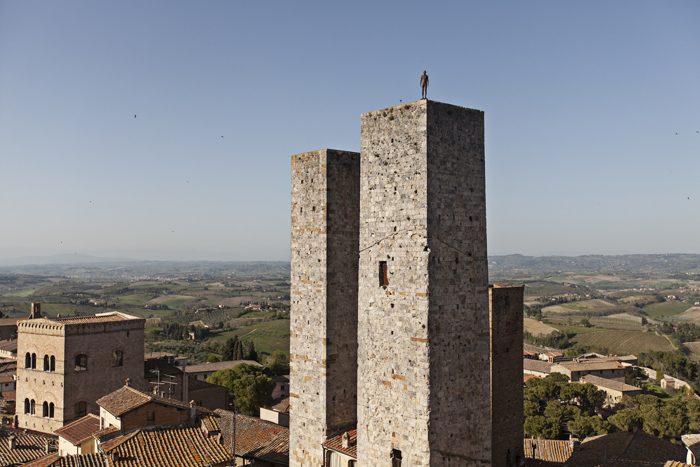 Le opere di Gormley tra le torri