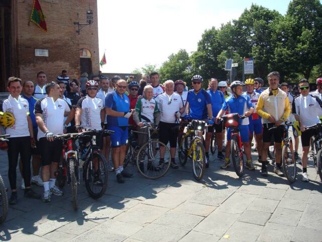 foto di gruppo con presenza di orlandini delio 91 anni, tenente colonnello grandini, Luogotenente di raimo, rapp. ANC e Amici della Bicicletta.jpg