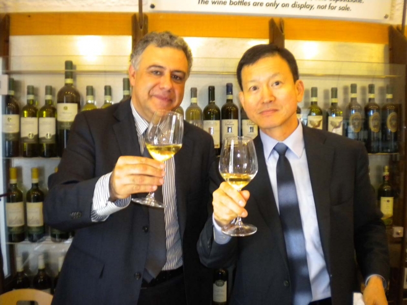 San Gimignano, brindisi alla Vernaccia tra il sindaco Bassi e l’ambasciatore coreano