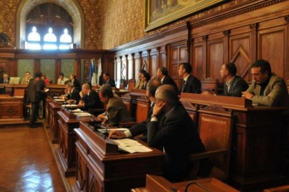 Il Consiglio comunale boccia le variazioni del bilancio di previsione e consegna le chiavi di Siena al Commissario