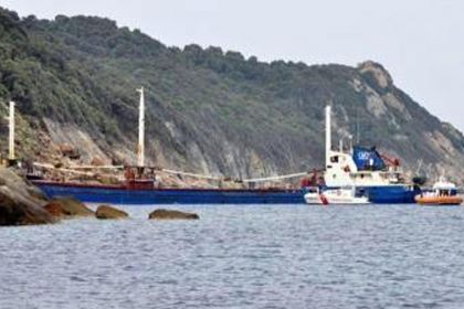 Mercantile incagliato all’Isola d’Elba, il sindaco del Giglio chiede più tutela per il mare. «Basta con gli errori umani»