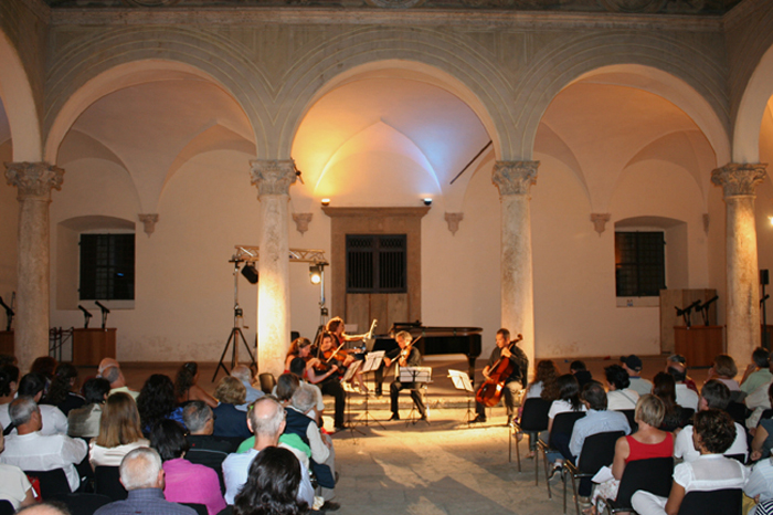 Franco Petracchi con i solisti del MusicalGiglio a Pienza