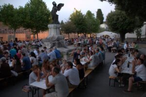 Rapolano per l'Emilia - cena in Piazza della Repubblica