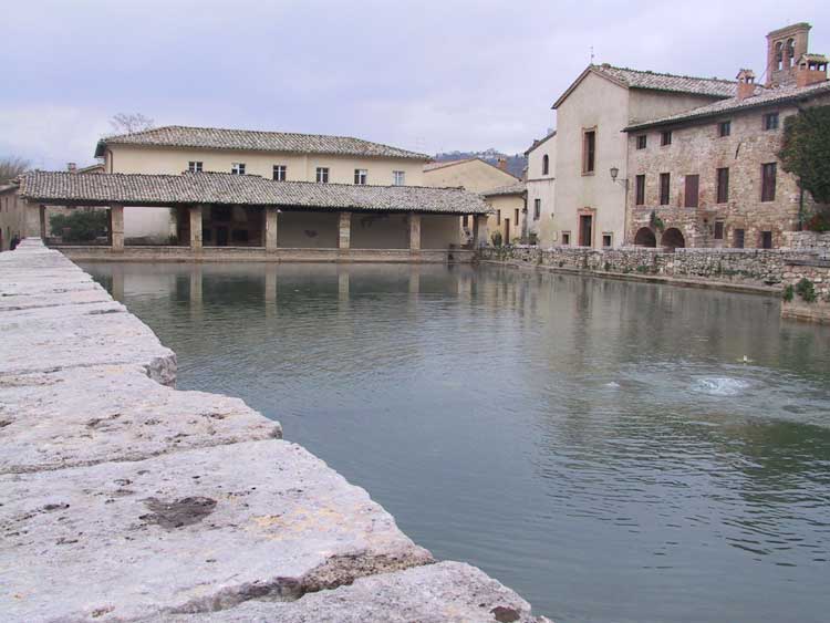 Il cuore della Toscana. Bagno Vignoni, Monteriggioni e Sovana nella classifica del Telegraph tra i borghi più belli d’Italia