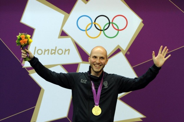 La carabina di Campriani brilla come l’oro a Londra 2012. Il tiratore fiorentino campione dentro e fuori dal poligono