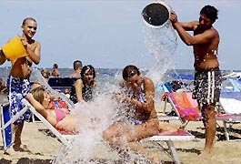 Gavettoni proibiti a Ferragosto a Scarlino «C’è l’emergenza idrica»